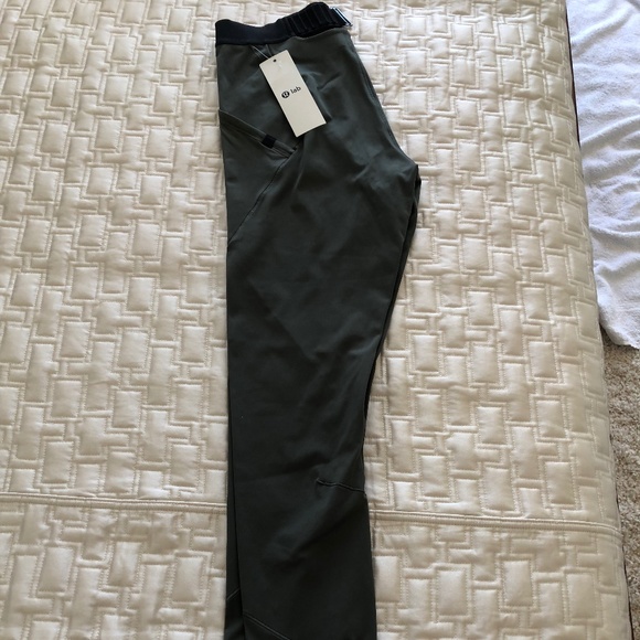 Lululemon Yoga Pants - Size 4.  Lab Collection with adjustable Waist  ** NEW** - Picture 3 of 5